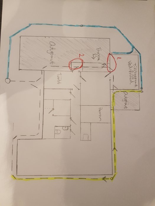 Handritad skiss av husplan med markerade dräneringsledningar och vattenintrångsområden.