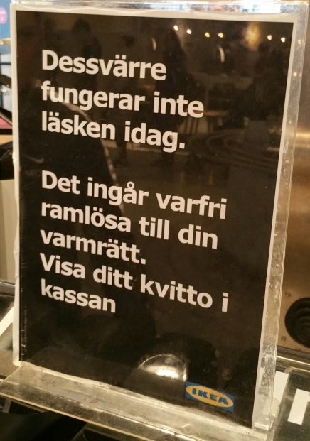 Skylt på IKEA meddelar att läsken inte fungerar och erbjuder gratis Ramlösa till varmrätten.