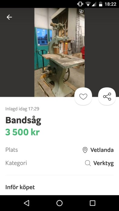 Bandsåg till salu för 3 500 kronor, grön och grå, placerad i en verkstad.