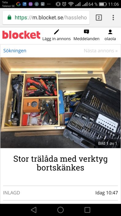 Öppen trälåda full med diverse verktyg, inklusive ett mörkfärgat skjutmått till vänster, erbjuds gratis.