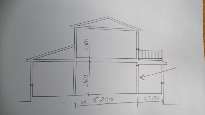 Arkitektritning av byggnadens sektion med måttangivelser och markerat hål vid pilen.