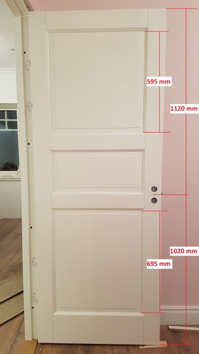 Vit specialbeställd innerdörr med ovanlig proportionerad spegelindelning och mätmarkeringar.