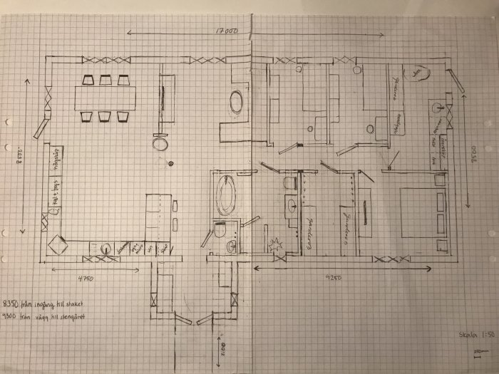 Handritad skiss av en husplan i skala 1:50, inkluderar kök, matsal och vardagsrumstaket med limträbalk.