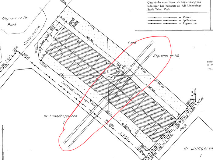 Teknisk ritning med rödmarkeringar över symboler som går genom en byggnadsplan, eventuellt rörledningar.