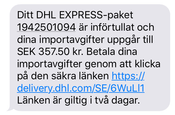 Skärmavbild av ett SMS om införtullat DHL EXPRESS-paket och begäran om att betala importavgifter.