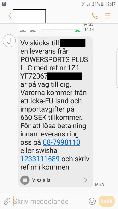 Skärmbild av ett SMS-meddelande med information om extra importavgifter på 660 SEK för en leverans.