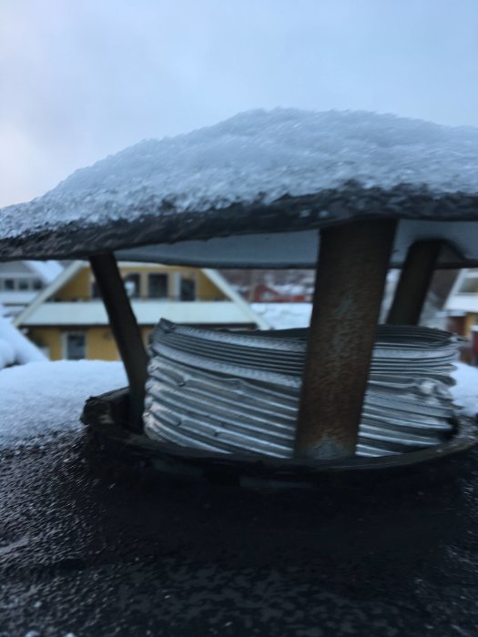 Takhuve täckt med snö och synligt flexrör, indikation på möjlig snöinträngning vid kopplingen.