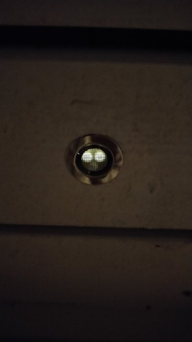 LED-spot infälld i trädäck som lyser svagt, problem med belysningen diskuteras i inlägg.