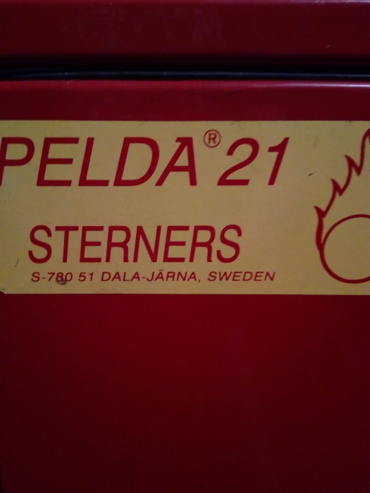 Närplan av en etikett på en PELDA 21 pelletsbrännare från Sterners, Sverige.