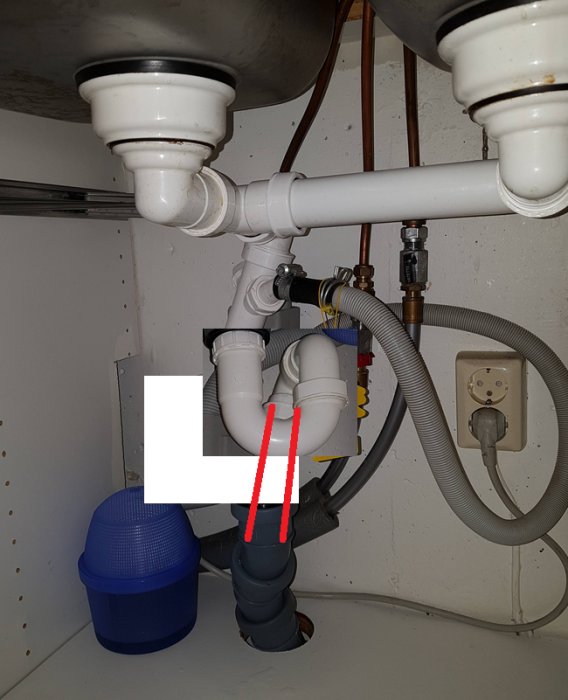 Felinstallerat vattenlås under diskho med rör och muttrar, röda streck markerar förslag på nytt rör.
