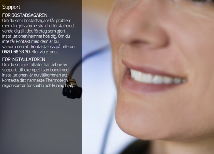 Kvinna som ler med oskarp bakgrund visar supportinformation för Thermotech.