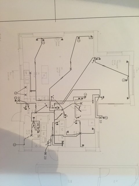 Elritning av ett hus som visar zoner och placering för spotlights i olika rum inklusive hall, kök och badrum.