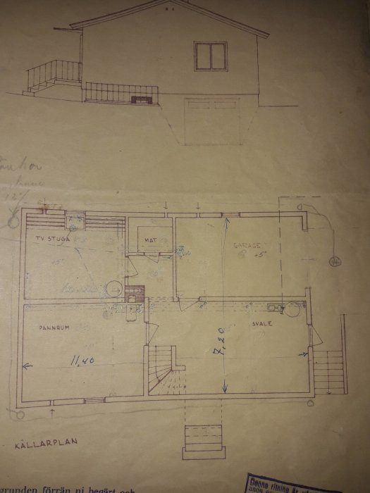 Äldre handritad arkitekturritning av en husfasad och en källarplansritning med markerade rum som garage och pannrum.