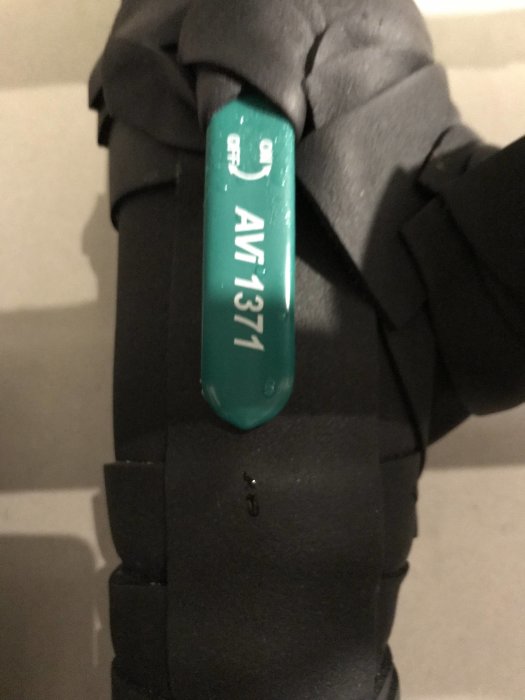 Nyligen isolerade rör med synlig väta och en dropp på det gröna Armaflex-märket.