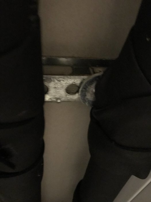 Isolerade VVS-rör med synlig fukt och en blöt ring på betongen.