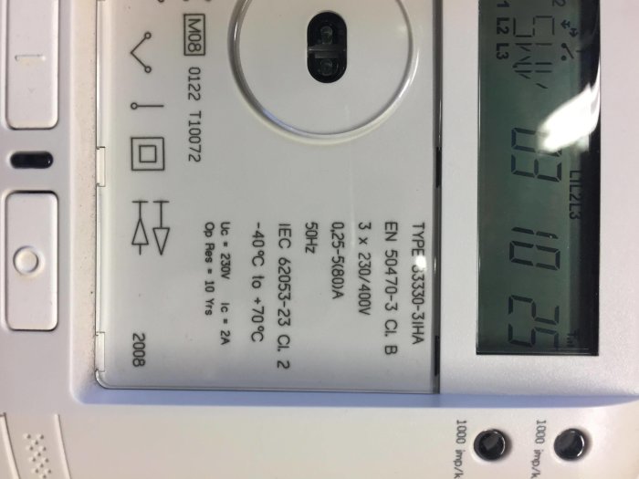 Elcentral med teknisk specifikation och en LCD-skärm som visar siffror 10.25.