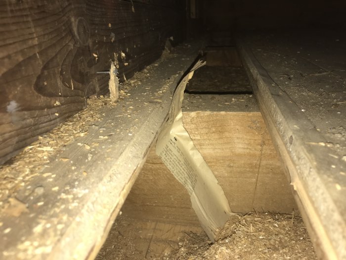 Sönderskuret golvbräde visar 30mm tjocklek och mellanrum mellan bjälklag i en byggkonstruktion.