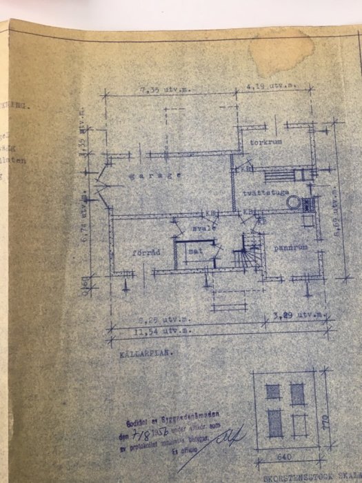 Gammal arkitektritning av ett 50-talshus med markerade mått och rum som garage, torkrum och tvättrum.