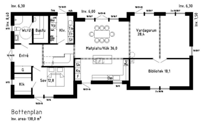 Ritning av bottenvåningen för "villa Solvik", visar upp layout med entré, kök, vardagsrum och andra rum.