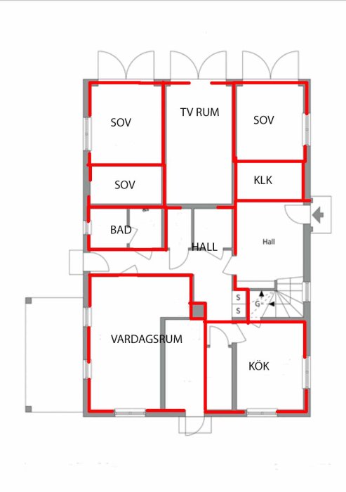 Skiss av husplan med rödpenna markerade förändringar för väggar, dörrar och fönster.
