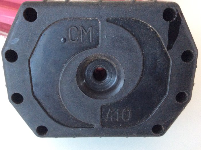 Närbild på ett slitet luftfilter till en ABAC kompressor med beteckningen CM 410.