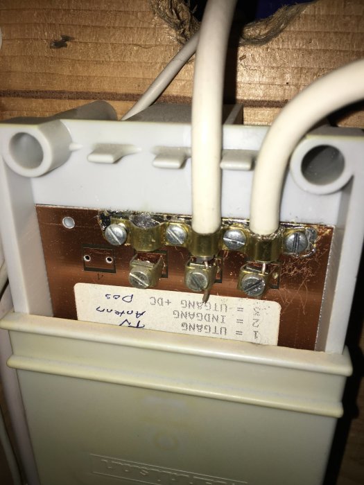 Innuti en öppen kopplingsbox med flera anslutna kablar och lediga kontakter.