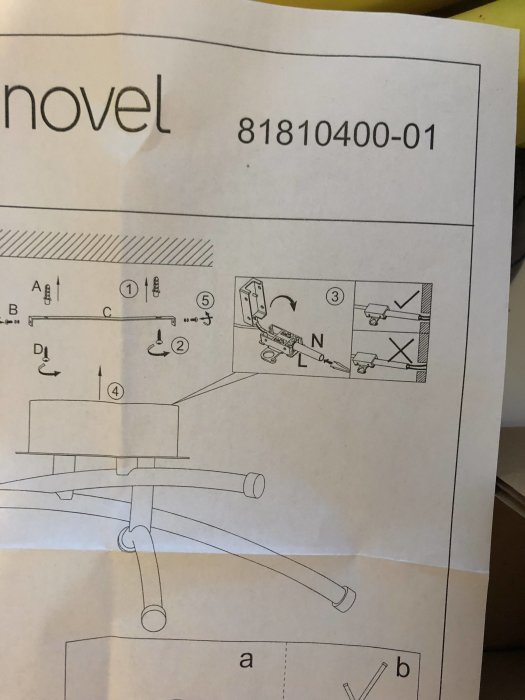 Illustration av anvisningar för installation av en taklampa med olika komponenter och kopplingar för elledningar.