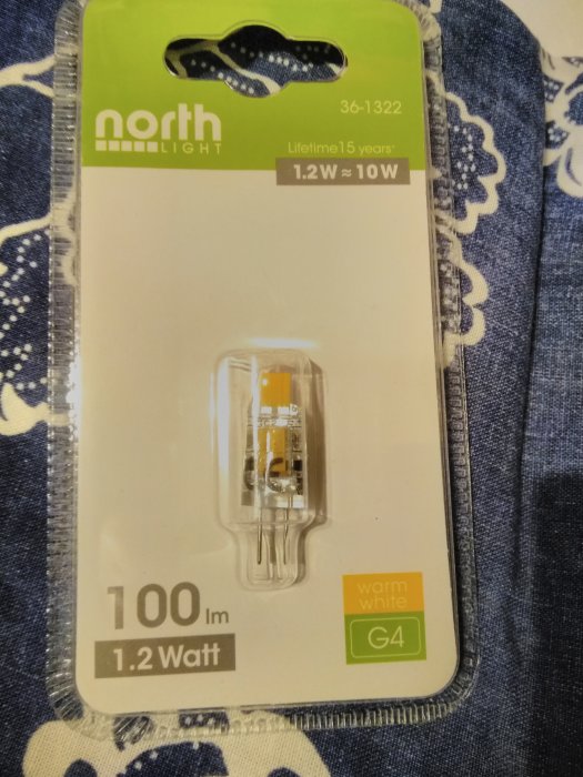 North Light LED-lampa på 1.2W som ersätter 10W halogen, förpackad på ett Clas Ohlson-kort.