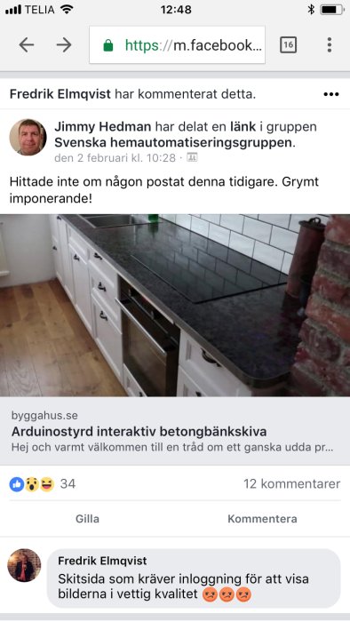 Köksinteriör med vit inbyggd ugn och skåp, svart bänkskiva och vit kakelvägg, delvis skymd av röd tegelvägg.