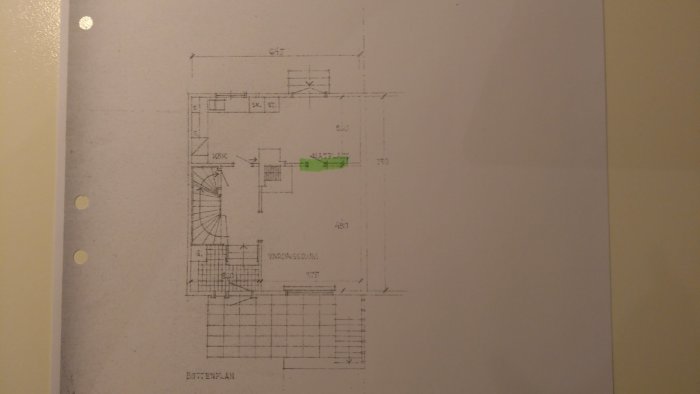 Alkuperäinen pohjapiirros ilman kantavaa seinää, merkitty vihreällä. Näyttää pohjakerroksen huoneita ja niiden suunnittelun yksityiskohtia.