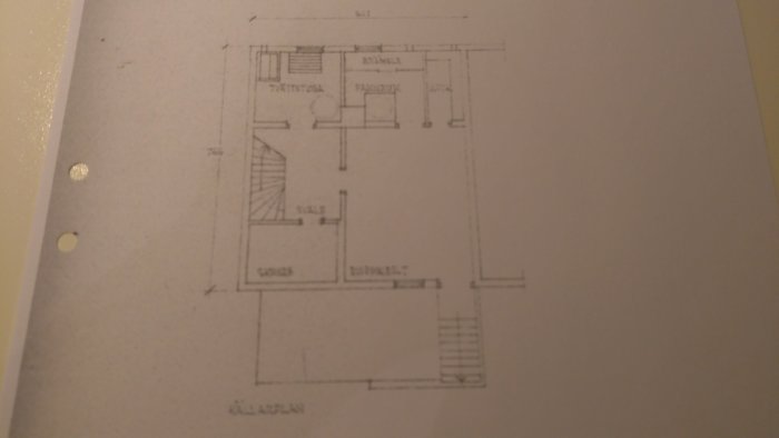 Vanha talon pohjapiirros, jossa vihreällä merkitty purettu seinä. Piirustus on haalistunut ja hieman epäselvä mutta näkyy kohtuullisesti.