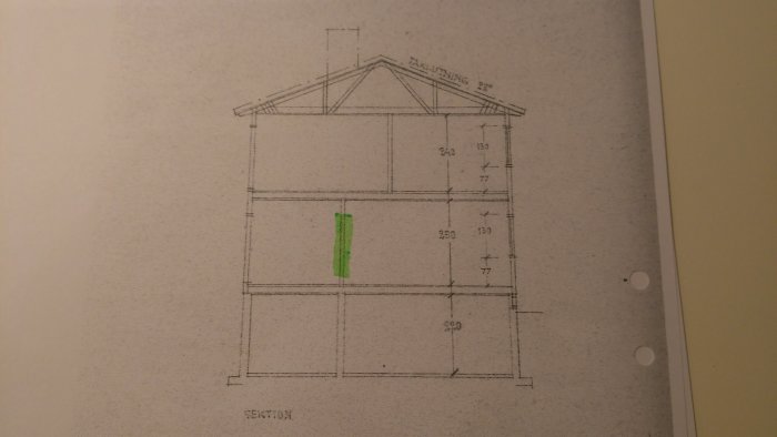 Talopiirustus, joka näyttää poikkileikkauksen. Poisto seinä korostettu vihreällä. Katon kaltevuus on merkitty 22 asteeseen.