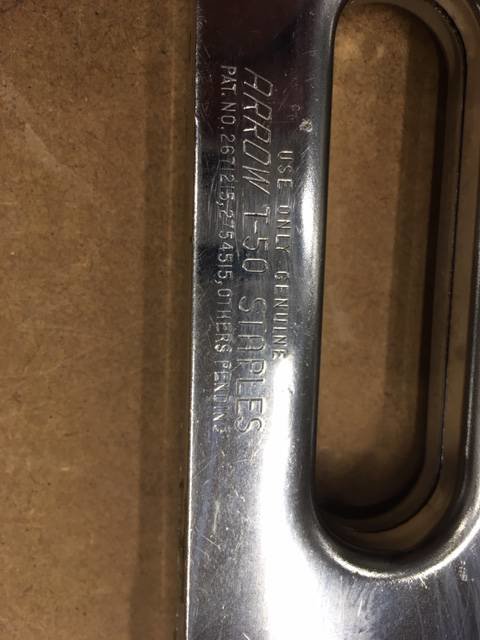 Närbild av en Arrow T50 häftpistol med textdetaljer, visande modell och patentinformation.