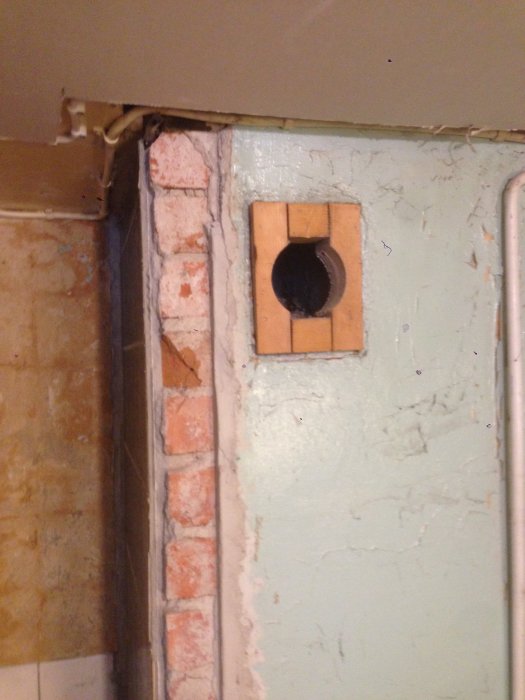 Renoveringsprojekt badrum, gammal avluftningskanal bakom kakelvägg.