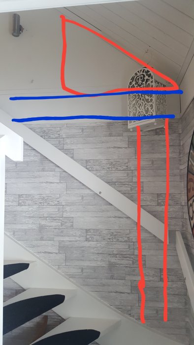 Inredningsvy med markerade pexrörsdragningar undvikande kattvind, nära en trätrappa och vägg med laminatpanel.