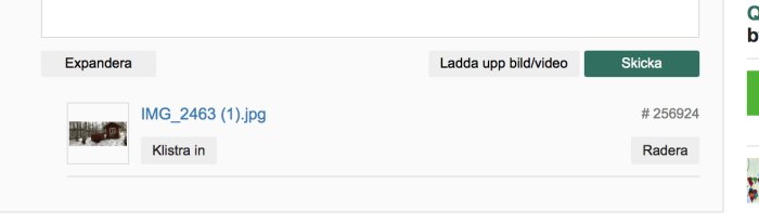 Miniatyrbild av panoramafoto med snöig miljö och rött hus.