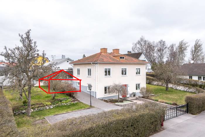 Vit funkisvilla med markerad röd linje som visar föreslagen förlängning av huset.