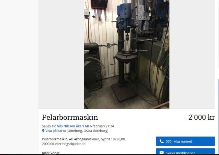 Pelarborrmaskin från AB Arbogamaskiner placerad i en verkstadsmiljö, prissatt till 2000 kr.