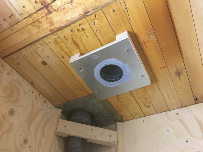 Installation av ventilationsrör i tak med synliga träbjälkar och rörmärkning.