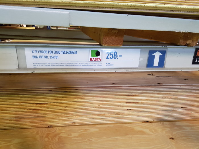 Kuvassa on puukaupan hylly, jossa on K Plywood P30 levyjä myynnissä hintaan 258 kruunua.