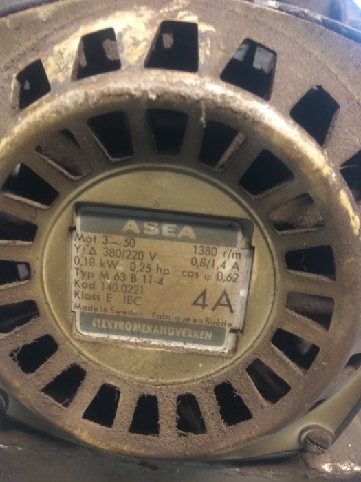 Byggfläktens typskylt med tekniska specifikationer, angiven spänning 220/380V och fabrikat ASEA.