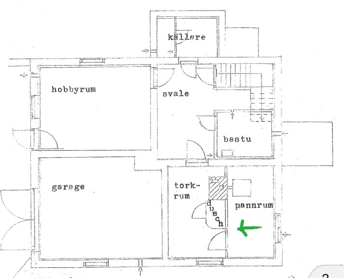 Ritning av källarplan med grön pil som pekar på en vägg mellan tvättrum och pannrum, föreslagen för borttagning.