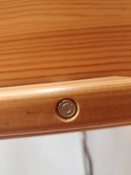 Skruv i trälist på trappa som behöver tas bort för renovering.