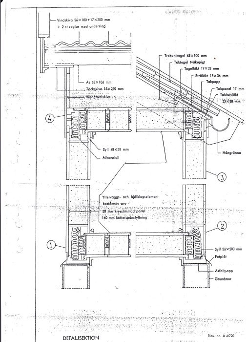 Arkitektonisk detaljsektion av ett hus som visar isolering, takkonstruktion och väggelement med benämnda mått och material.