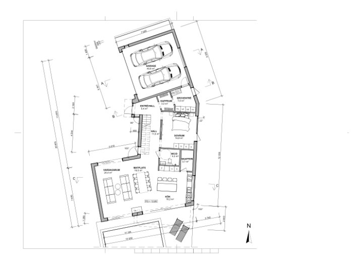 Arkitektritning av en planlösning för ett hus med betecknade rum och möblering, inklusive en garagebil.