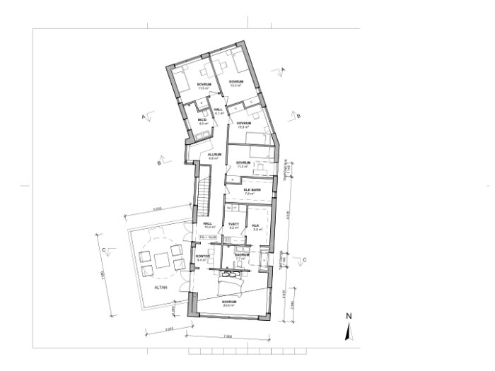 Arkitektritad planlösning för hus med betecknade utrymmen, gemensamma områden på första våningen.