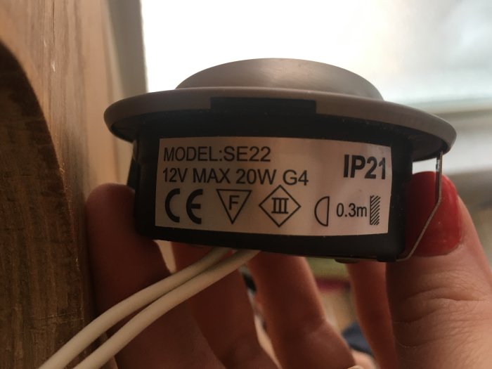 Etikett på en halogenspot med tekniska specifikationer, modell SE22, 12V 20W G4, IP21.