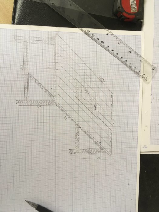 Ritning av hyllor på rutat papper med mått, pennan pekar, linjal och måttband i bakgrunden.