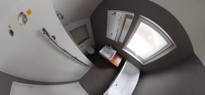 360-bild av ett pågående badrumsrenoveringsprojekt med synligt badkar, handfat och VVS-arbete.