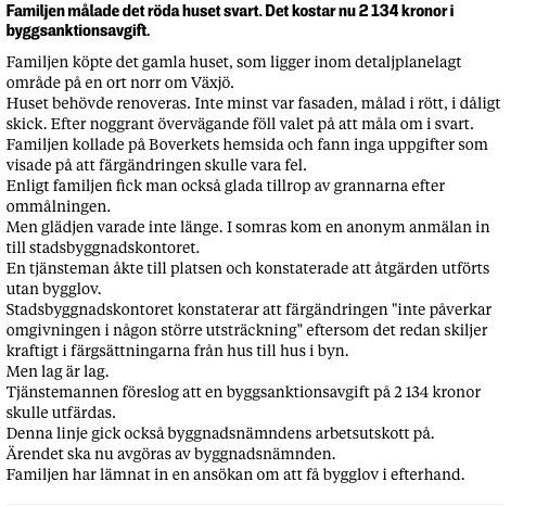 Text från en artikel om en familj som målat sitt hus svart och fått en sanktionsavgift, med en sammanfattande text och bakgrundsinformation.